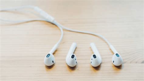 Why Do My Wired Headphones Keep Pausing My Music - A Deep Dive into the Issue